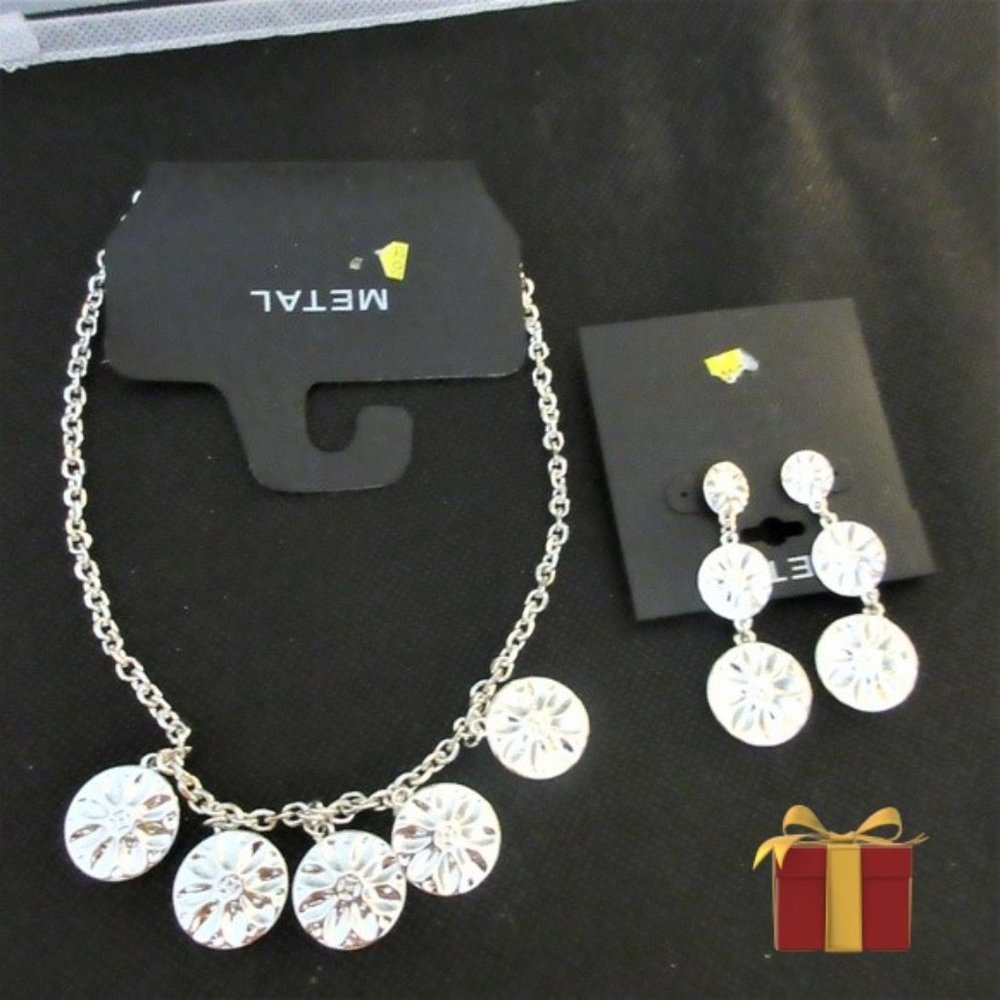 Metal set Necklace and earrings nwt